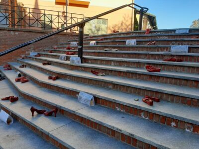 Cambiano, 25 novembre – Una scala di scarpette rosse, “E se potessero parlare” promuovono il “No alla Violenza”